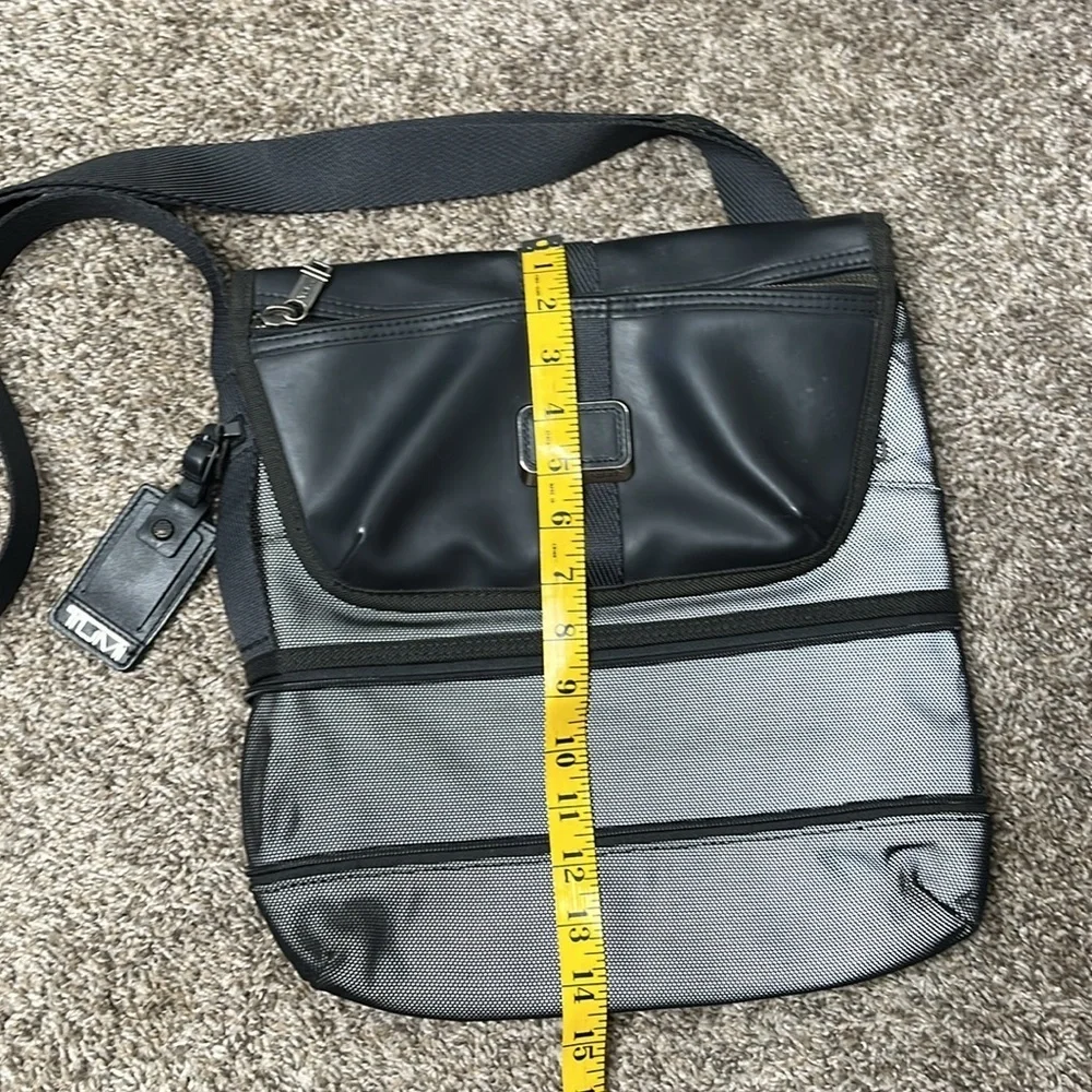 TUMI ALPHA BRAVO TRAVIS CROSSBODY MESSENGER BAG BLACK GREY IN REFLECTIVE SILVER